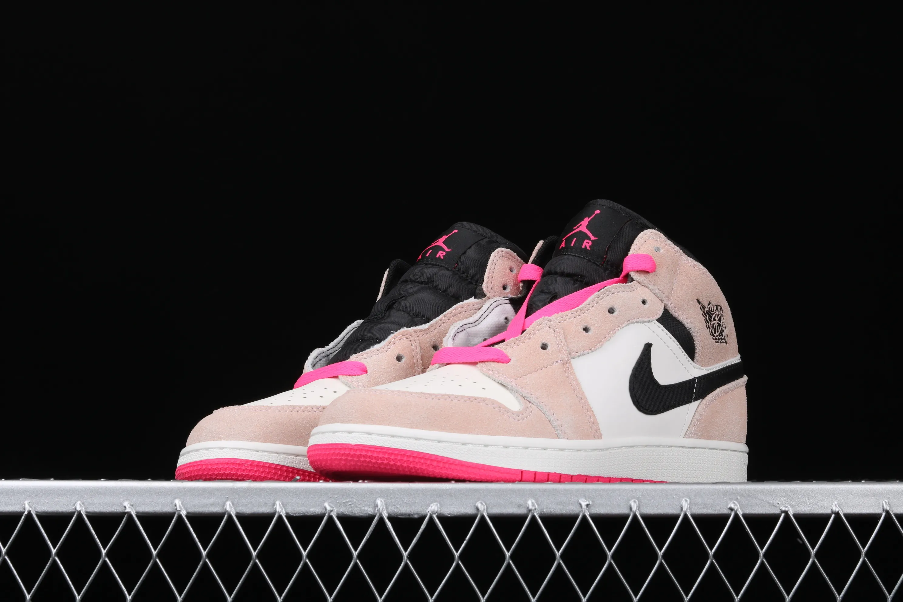 All categories Air Jordan Jordan series basketball shoes Air Jordan 1 Mid Different versions Air Jordan 1 Mid AJ1 Dirty pink suede mid-top toe 852542-801